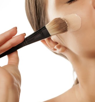 Say Goodbye to Cakey Makeup: 4 Steps on How to Avoid It